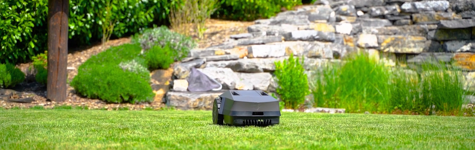 Vstupte do budoucnosti s chytrou robotickou sekačkou MR.GRASS a užívejte si perfektní trávník bez námahy.