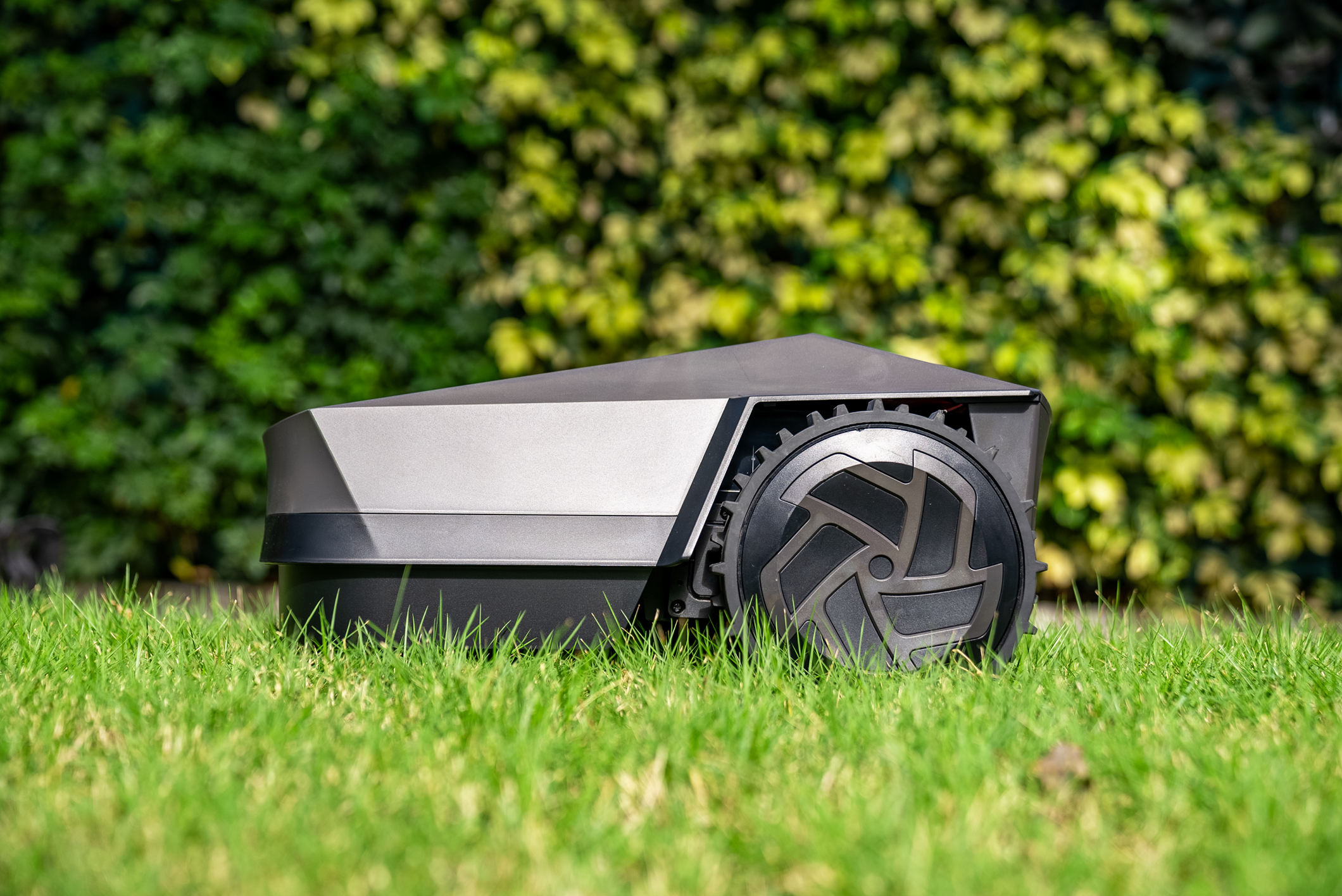 Chytrá robotická sekačka MR.GRASS InverX AI36